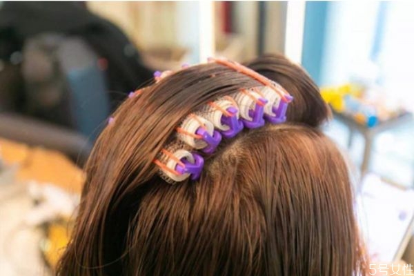 摩根燙后頭發(fā)怎么保養(yǎng) 摩根燙跟錫紙燙有什么區(qū)別 摩根燙后頭發(fā)怎么保養(yǎng) 摩根燙跟錫紙燙有什么區(qū)別