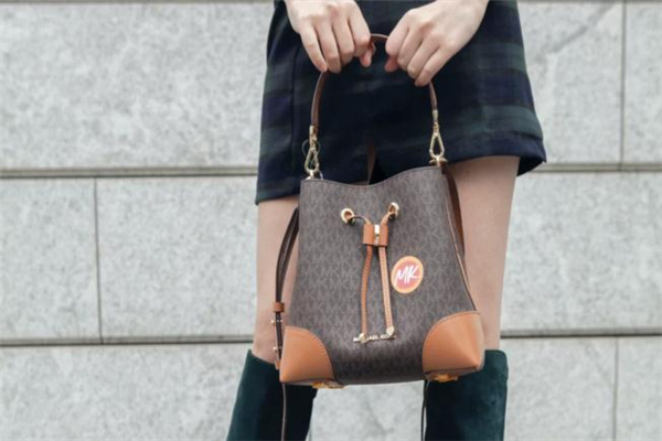 mk水桶包專(zhuān)柜價(jià)格 mk水桶包是什么檔次 mk水桶包專(zhuān)柜價(jià)格 mk水桶包是什么檔次