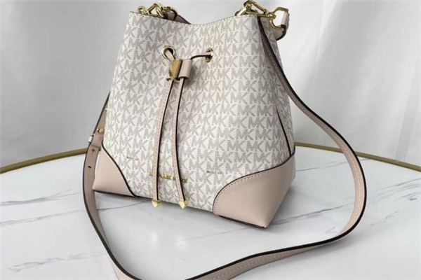 mk水桶包真假鑒別 mk水桶包真假對(duì)比