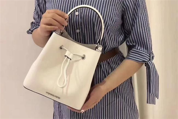 mk水桶包什么顏色好看 mk水桶包適合多大年齡 mk水桶包什么顏色好看 mk水桶包適合多大年齡