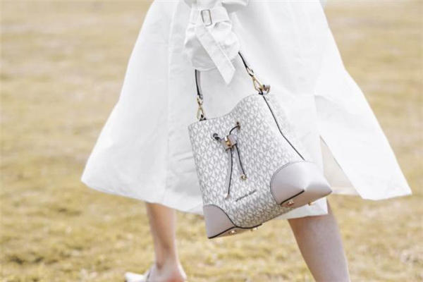 mk水桶包怎么背好看 mk水桶包適合小個子嗎 mk水桶包怎么背好看 mk水桶包適合小個子嗎