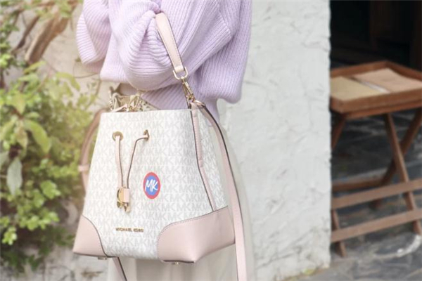 mk水桶包怎么背好看 mk水桶包適合小個子嗎 mk水桶包怎么背好看 mk水桶包適合小個子嗎