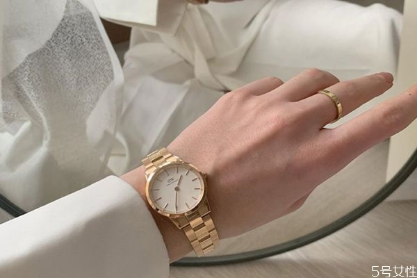 dw戒指好還是ck戒指好 dw戒指可以戴著洗澡嗎 dw戒指好還是ck戒指好 dw戒指可以戴著洗澡嗎