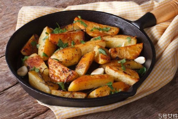 土豆變綠能不能吃 土豆發(fā)青去掉皮能吃嗎 土豆變綠能不能吃 土豆發(fā)青去掉皮能吃嗎