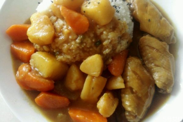 咖喱雞翅飯怎么做 咖喱雞翅土豆的做法 咖喱雞翅飯怎么做 咖喱雞翅土豆的做法