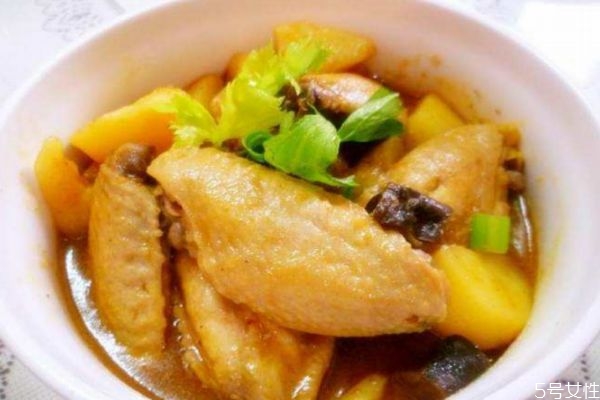 咖喱雞翅飯怎么做 咖喱雞翅土豆的做法 咖喱雞翅飯怎么做 咖喱雞翅土豆的做法