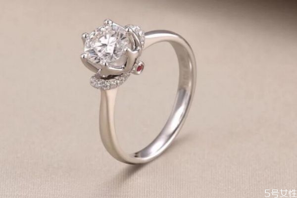 求婚戒指要買一對(duì)嗎 求婚是用對(duì)戒還是單戒好 求婚戒指要買一對(duì)嗎 求婚是用對(duì)戒還是單戒好