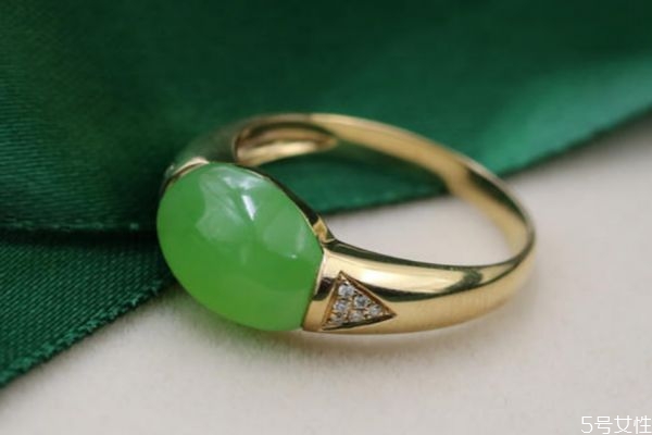 金鑲玉戒指如何選購(gòu) 金鑲玉戒指一般多少錢(qián) 金鑲玉戒指如何選購(gòu) 金鑲玉戒指一般多少錢(qián)