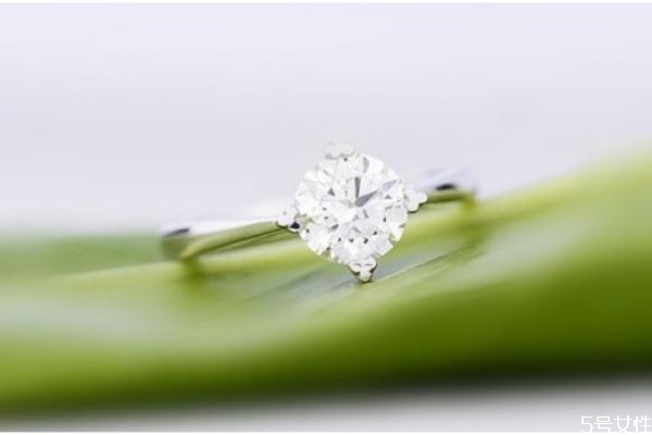 訂婚戒指一般多少價位 訂婚戒指買多少錢合適 訂婚戒指一般多少價位 訂婚戒指買多少錢合適