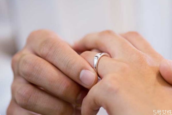 925銀和合金哪個(gè)好 合金和925銀飾品有什么區(qū)別 925銀和合金哪個(gè)好 合金和925銀飾品有什么區(qū)別