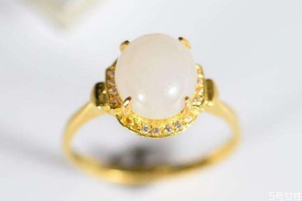 金鑲玉戒指如何選購(gòu) 金鑲玉戒指一般多少錢(qián) 金鑲玉戒指如何選購(gòu) 金鑲玉戒指一般多少錢(qián)