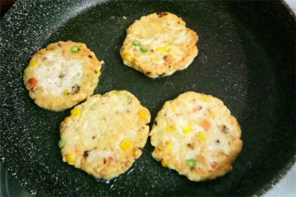 雞蛋蝦仁餅的做法 雞蛋蝦仁餅粘鍋怎么辦 雞蛋蝦仁餅的做法 雞蛋蝦仁餅粘鍋怎么辦