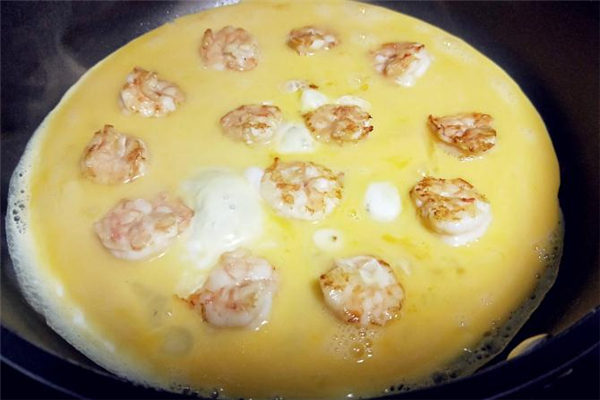 雞蛋蝦仁餅的做法 雞蛋蝦仁餅粘鍋怎么辦 雞蛋蝦仁餅的做法 雞蛋蝦仁餅粘鍋怎么辦