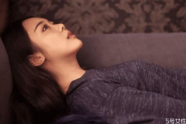 女人對(duì)男人失去信任的行為 對(duì)感情失去信任的女性表現(xiàn) 女人對(duì)男人失去信任的行為 對(duì)感情失去信任的女性表現(xiàn)