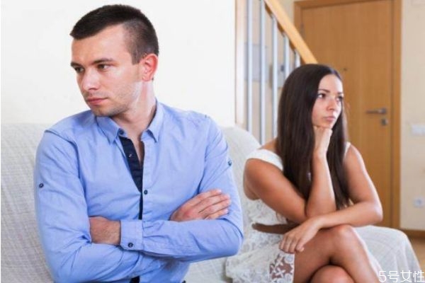 一吵架就不說(shuō)話的男人原因 男人準(zhǔn)備放棄你的表現(xiàn)