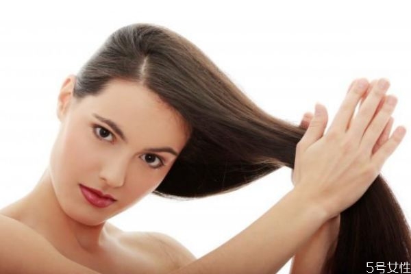 護發(fā)素怎樣才算沖干凈 潤發(fā)乳用完怎么沖洗 護發(fā)素怎樣才算沖干凈 潤發(fā)乳用完怎么沖洗