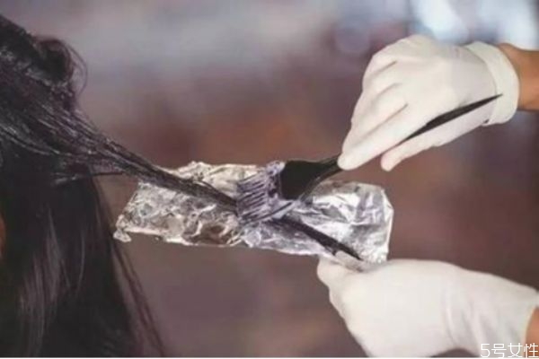 經(jīng)常染發(fā)用什么護(hù)發(fā)素好 染發(fā)后用護(hù)發(fā)素的好處 經(jīng)常染發(fā)用什么護(hù)發(fā)素好 染發(fā)后用護(hù)發(fā)素的好處