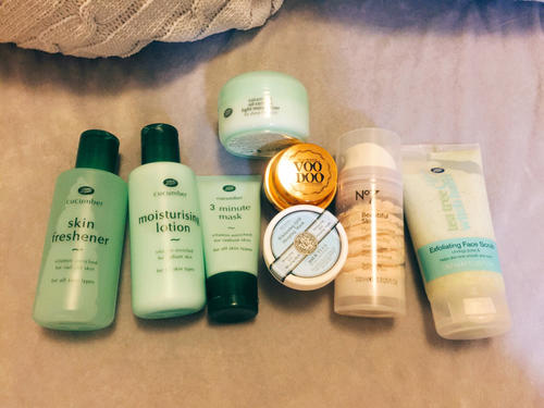 秋季怎樣選護膚品 秋季用保濕的還是滋潤的護膚品 秋季怎樣選護膚品 秋季用保濕的還是滋潤的護膚品