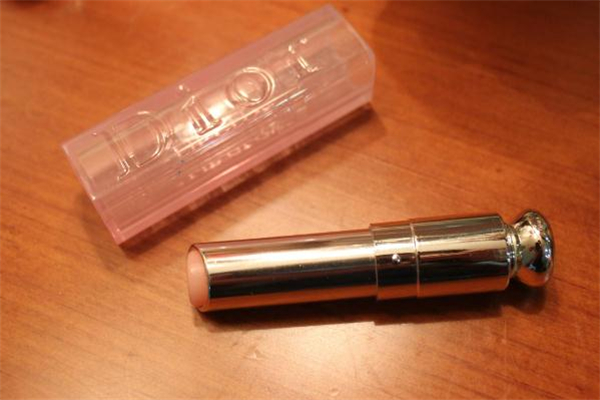 迪奧變色唇膏保質(zhì)期多久 迪奧變色唇膏過期了還能用嗎 迪奧變色唇膏保質(zhì)期多久 迪奧變色唇膏過期了還能用嗎