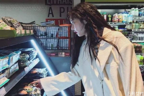 頭發(fā)多長(zhǎng)可以燙羊毛卷 羊毛卷頭發(fā)到哪個(gè)長(zhǎng)度最合適 頭發(fā)多長(zhǎng)可以燙羊毛卷 羊毛卷頭發(fā)到哪個(gè)長(zhǎng)度最合適