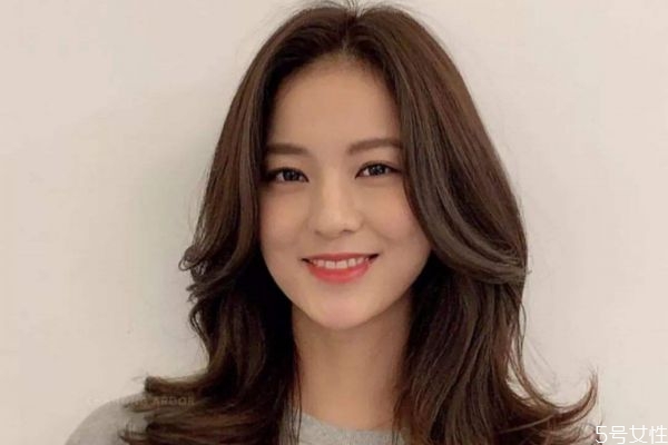 云朵燙適合發(fā)量多的嗎 云朵燙和大卷燙的區(qū)別 云朵燙適合發(fā)量多的嗎 云朵燙和大卷燙的區(qū)別