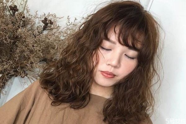 細(xì)軟發(fā)質(zhì)適合燙羊毛卷嗎 粗硬的頭發(fā)適合燙羊毛卷嗎 細(xì)軟發(fā)質(zhì)適合燙羊毛卷嗎 粗硬的頭發(fā)適合燙羊毛卷嗎