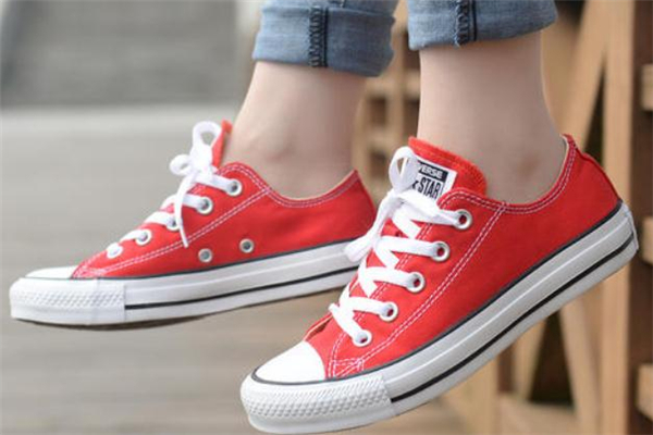 匡威藍(lán)底和綠底的區(qū)別 匡威黑標(biāo)和藍(lán)標(biāo)區(qū)別 匡威藍(lán)底和綠底的區(qū)別 匡威黑標(biāo)和藍(lán)標(biāo)區(qū)別