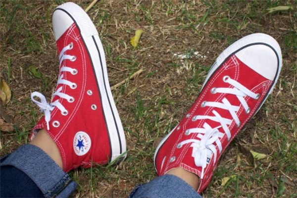 匡威藍(lán)底和綠底的區(qū)別 匡威黑標(biāo)和藍(lán)標(biāo)區(qū)別 匡威藍(lán)底和綠底的區(qū)別 匡威黑標(biāo)和藍(lán)標(biāo)區(qū)別