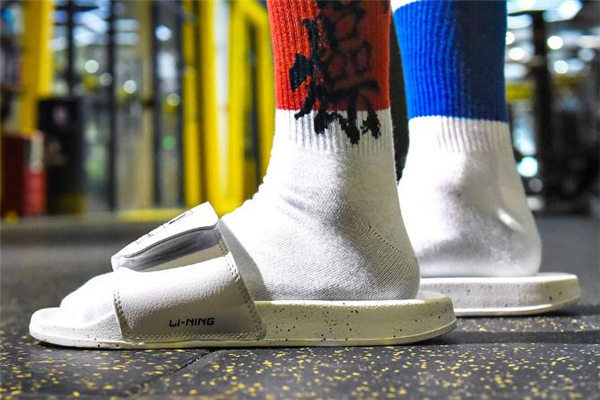 李寧拖鞋可以沾水嗎 李寧拖鞋可以穿來(lái)洗澡嗎