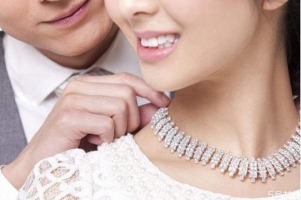 面對(duì)冷暴力該怎么解決 聰明的女人對(duì)付冷暴力的男人 面對(duì)冷暴力該怎么解決 聰明的女人對(duì)付冷暴力的男人