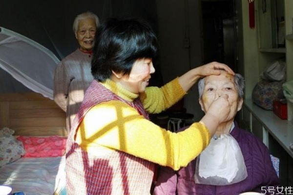 傷了婆婆的心怎么辦 做錯(cuò)事了怎樣給婆婆道歉 傷了婆婆的心怎么辦 做錯(cuò)事了怎樣給婆婆道歉