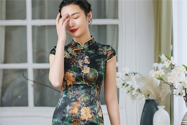 穿旗袍開衩的年齡講究 旗袍怎樣算合身 穿旗袍開衩的年齡講究 旗袍怎樣算合身