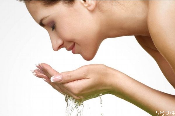 鼻子上起皮是怎么回事 皮膚起皮什么原因 鼻子上起皮是怎么回事 皮膚起皮什么原因