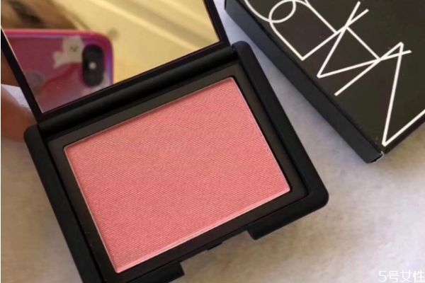 珊瑚色腮紅是什么顏色 珊瑚色腮紅適合什么人 珊瑚色腮紅是什么顏色 珊瑚色腮紅適合什么人