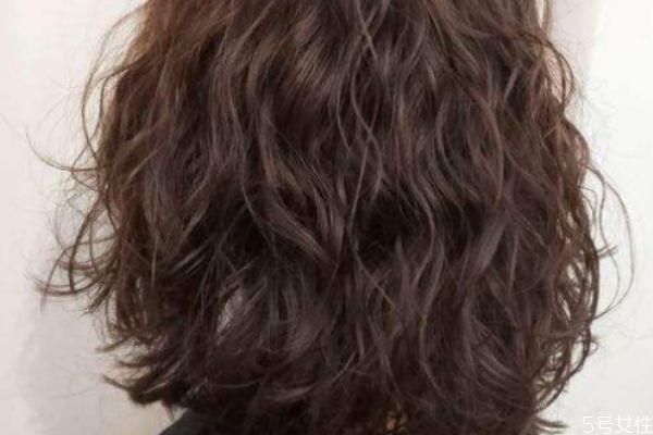 燙發(fā)能保持多久 燙發(fā)維持時(shí)間的影響因素 燙發(fā)能保持多久 燙發(fā)維持時(shí)間的影響因素