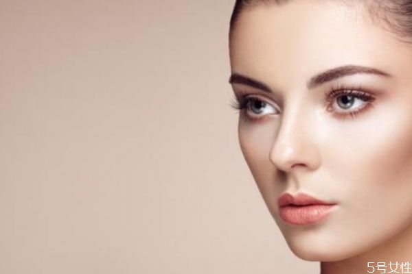 涂粉底液搓泥是怎么回事 為什么別人化妝很光滑 涂粉底液搓泥是怎么回事 為什么別人化妝很光滑