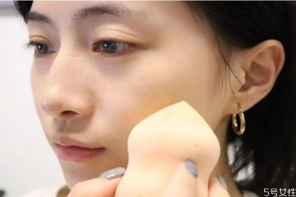 ?為什么要妝前打底 如何做好打底工作 ?為什么要妝前打底 如何做好打底工作