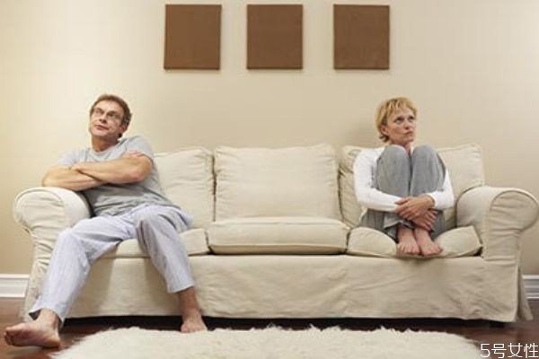 怎么讓冷戰(zhàn)的老公理你 老公想離婚會(huì)有什么表現(xiàn) 怎么讓冷戰(zhàn)的老公理你 老公想離婚會(huì)有什么表現(xiàn)