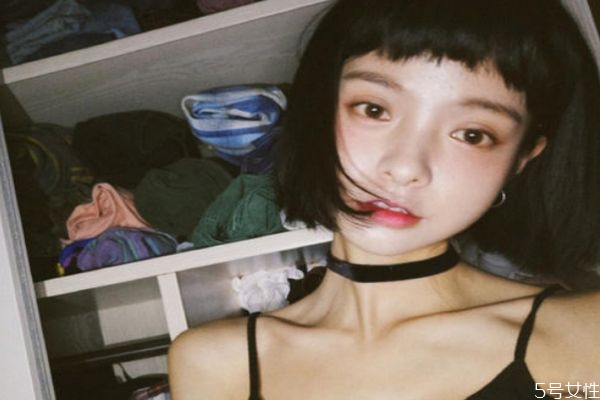 齊劉海老是往兩邊分咋辦 中分久了齊劉海合不上 齊劉海老是往兩邊分咋辦 中分久了齊劉海合不上