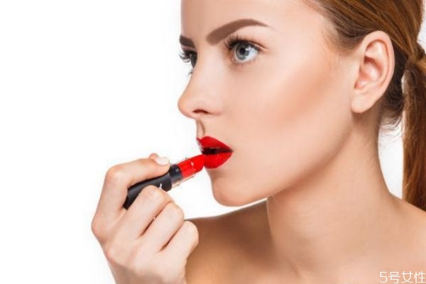 夏天口紅要放冰箱里嗎 新買的口紅放冰箱嗎 夏天口紅要放冰箱里嗎 新買的口紅放冰箱嗎