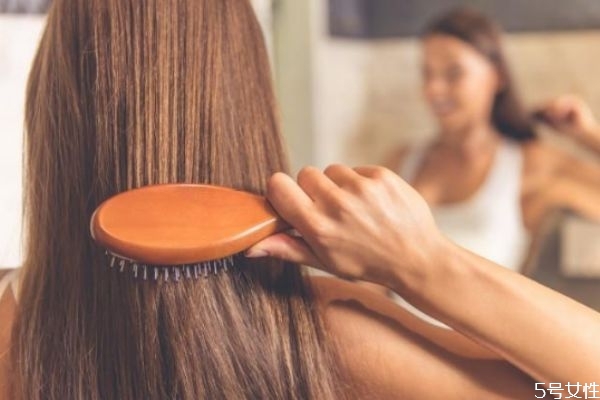 油性頭發(fā)脫發(fā)怎么改善 油性頭發(fā)幾天洗一次頭 油性頭發(fā)脫發(fā)怎么改善 油性頭發(fā)幾天洗一次頭