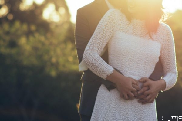 假裝愛你的男人有四點 愛不愛你這些細節(jié)暴露了一切 假裝愛你的男人有四點 愛不愛你這些細節(jié)暴露了一切