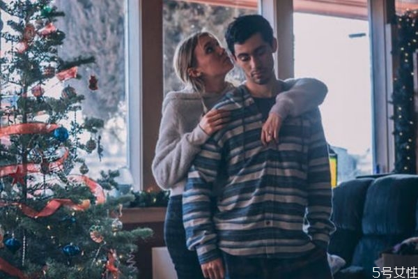 男人會假裝愛一個(gè)女人嗎 渣男不愛你假裝愛你的表現(xiàn)