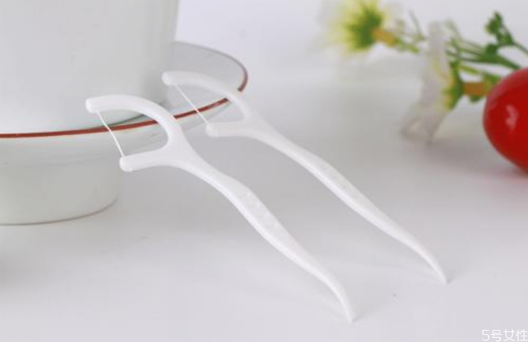 牙線棒的使用方法 牙線和牙線棒哪個好 牙線棒的使用方法 牙線和牙線棒哪個好