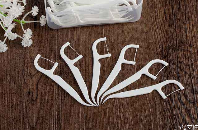 牙線棒的使用方法 牙線和牙線棒哪個好 牙線棒的使用方法 牙線和牙線棒哪個好