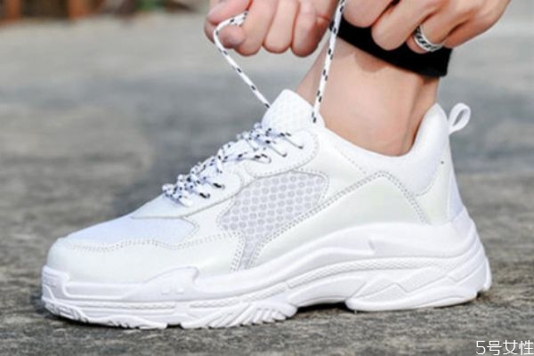 白鞋網(wǎng)面臟了如何清理 清洗小白鞋的注意事項 白鞋網(wǎng)面臟了如何清理 清洗小白鞋的注意事項