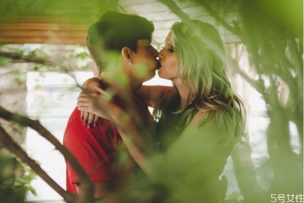 男人不愛你的九個(gè)特征 當(dāng)你開始懷疑他不愛你就是不愛了 男人不愛你的九個(gè)特征 當(dāng)你開始懷疑他不愛你就是不愛了