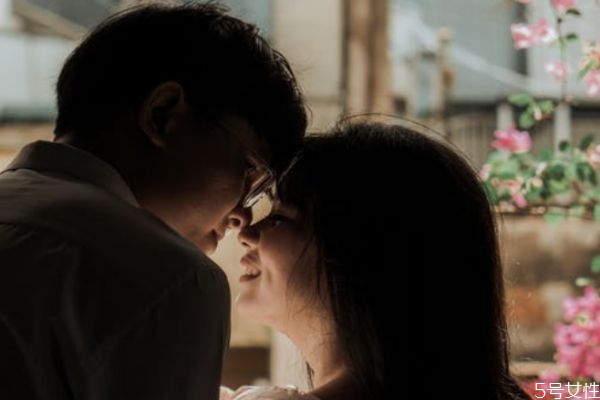 假裝愛你的男人有四點 愛不愛你這些細節(jié)暴露了一切 假裝愛你的男人有四點 愛不愛你這些細節(jié)暴露了一切