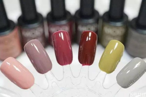 指甲油和甲油膠是一樣的嗎 指甲油和甲油膠的區(qū)別 指甲油和甲油膠是一樣的嗎 指甲油和甲油膠的區(qū)別