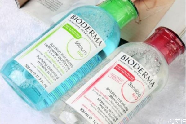 卸妝油卸妝水哪個(gè)危害大 卸妝水和卸妝油區(qū)別 卸妝油卸妝水哪個(gè)危害大 卸妝水和卸妝油區(qū)別